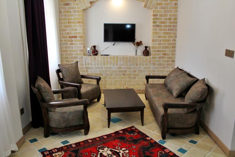 نمای مبلمان اتاق کوتر اقامتگاه سنتی ارزمان واقع در شهر ارچمند فیروزکوه