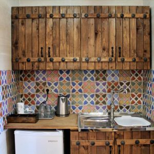 نمای آشپزخانه اتاق کوتر اقامتگاه سنتی ارزمان