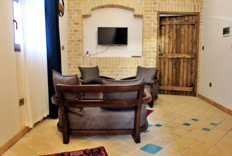 اتاق چلچلا در اقامتگاه ارزمان واقع در شهر ارجمند فیروزکوه
